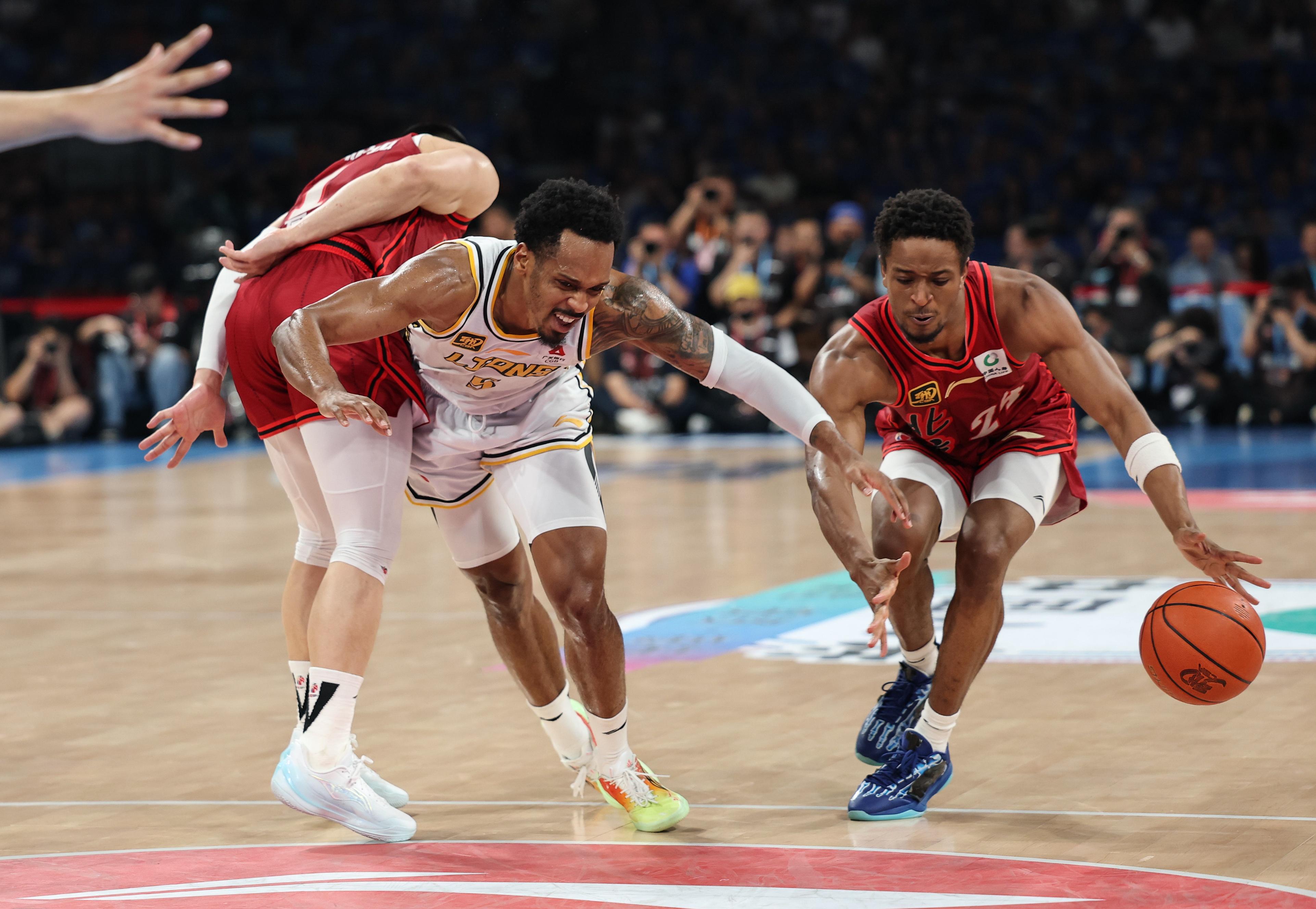 意甲清晨走向成谜,广厦男篮篮板制胜,更衣室稳定,临场指挥获称赞 意甲清晨走向成谜,广厦男篮篮板制胜,更衣室稳定,临场指挥获称赞